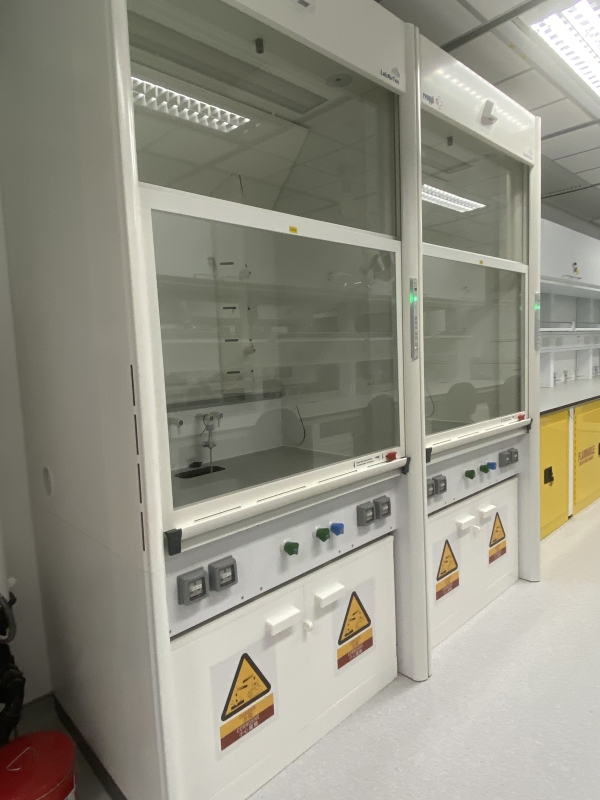 Extra-low-flow fume cupboards are equipped with automatic sashes to further reduce ventilation energy.