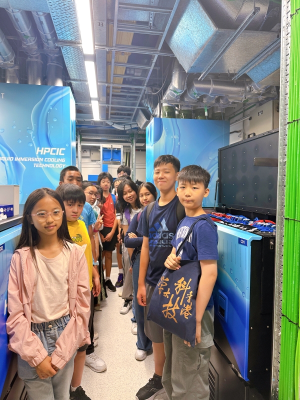 The youth group visited Hong Kong’s largest liquid immersion cooling system at our data center.