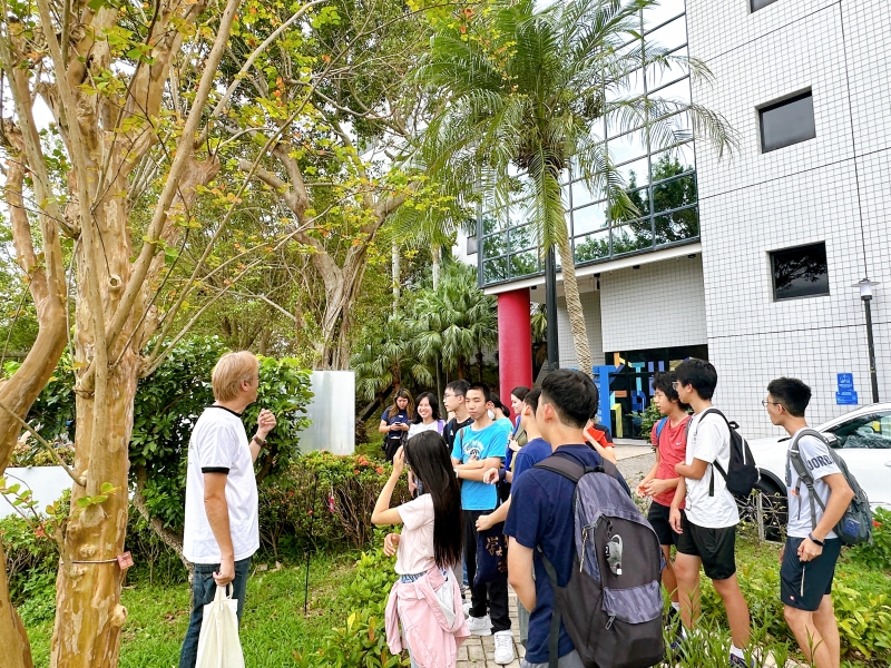 They concluded their tour with a stroll through the butterfly garden, where AI cameras are utilized to identify butterfly species.