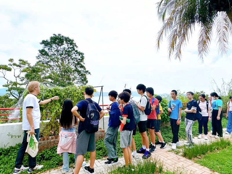 They concluded their tour with a stroll through the butterfly garden, where AI cameras are utilized to identify butterfly species.