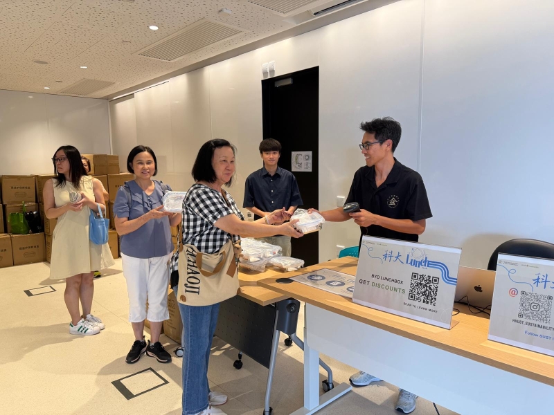 For the first time, newly designed reusable glass food containers are available for free to all HKUST staff members.