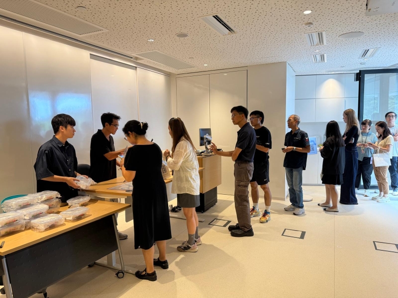The message on the containers, “HKUST Lunch Club,” emphasizes our community's commitment to reducing disposable lunchboxes and keeping meals or leftovers fresh.