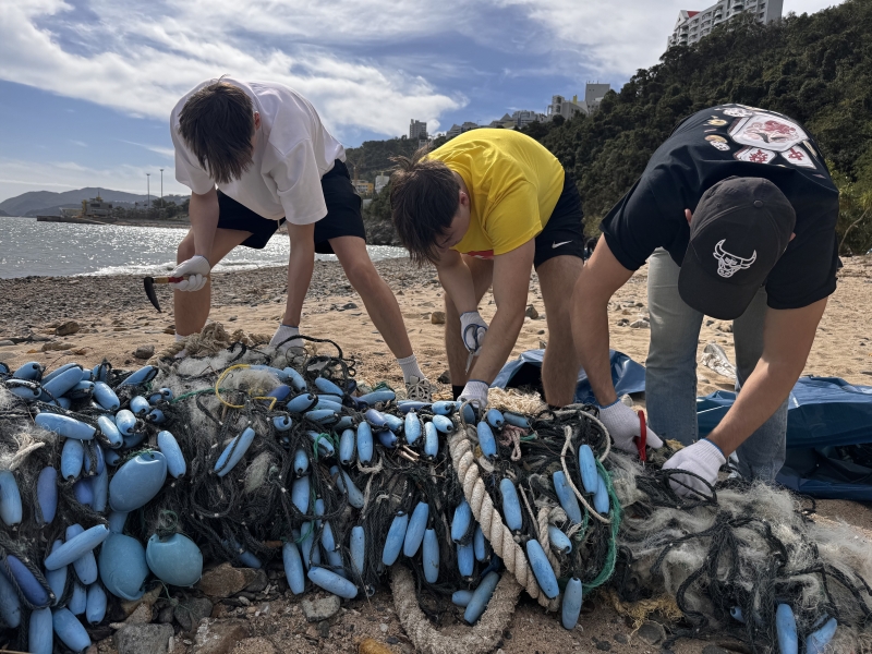 People chatted across departments and age groups while picking up waste, proving that caring for the environment can be social, energizing, and deeply rewarding.