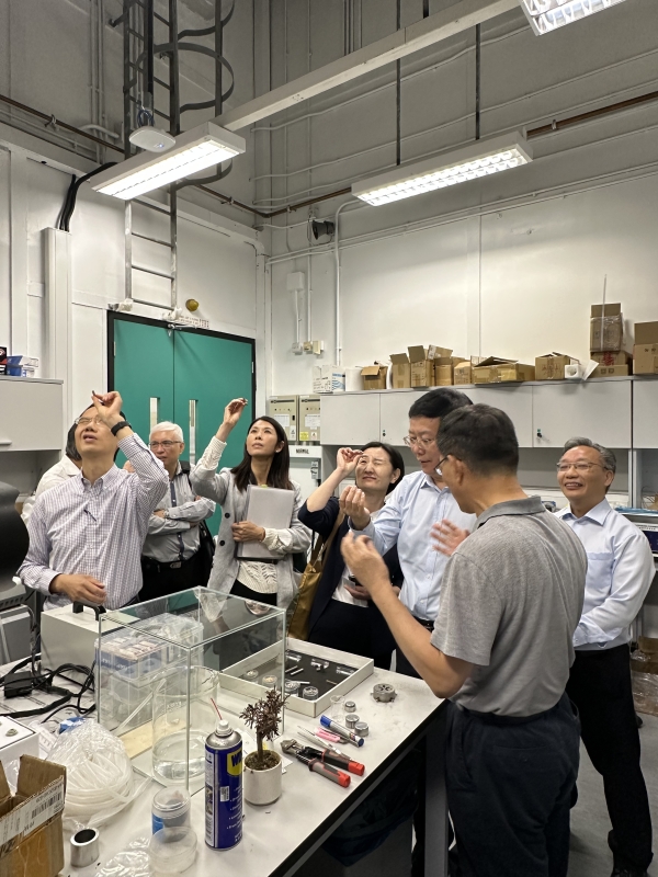 The Ministry of Ecology and Environment delegation learning about the elastocaloric cooling device that offers a promising solution to combat climate change and accelerate low-carbon transformation