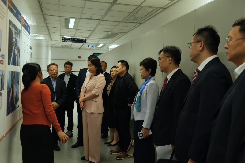 The Department of Ecology and Environment of Guangdong Province delegation learning about the liquid immersion cooling technology in the HPC4 high performance computing facility