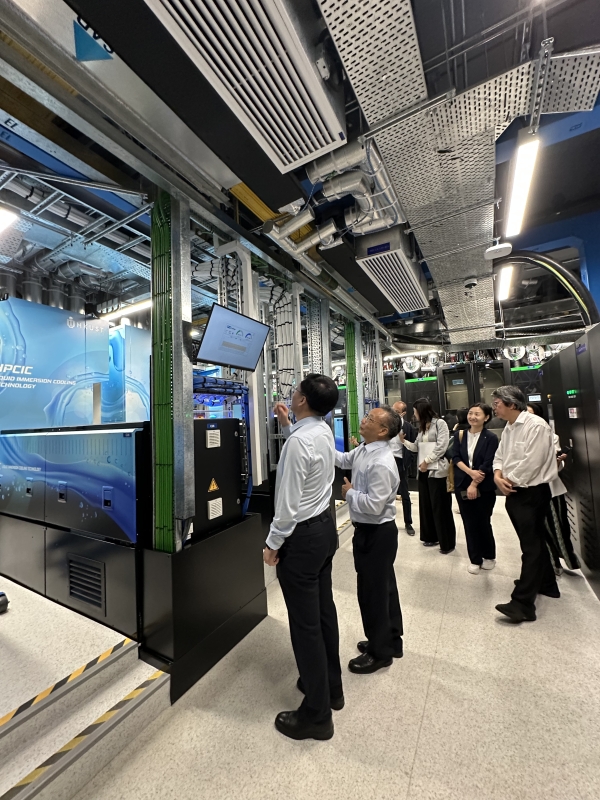 The Ministry of Ecology and Environment delegation visiting the liquid immersion cooling technology in the HPC4 high performance computing facility