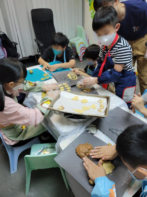 Kasina was teaching kids biblical knowledge and making cookies with them.