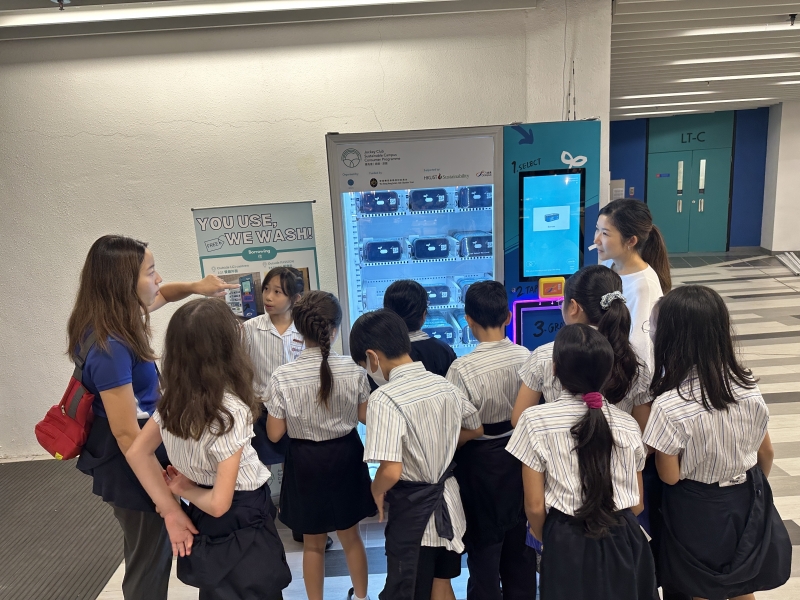 Students had campus visit and learn about the reusable takeaway container lending program and operation of vending machine