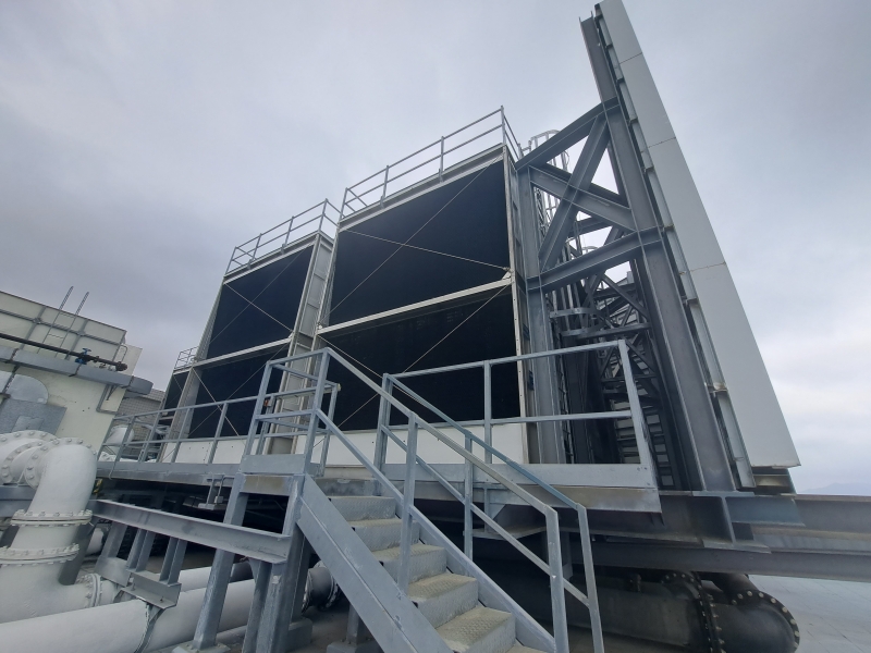 A central cooling plant lies on the roof of the second floor near Lift 3.