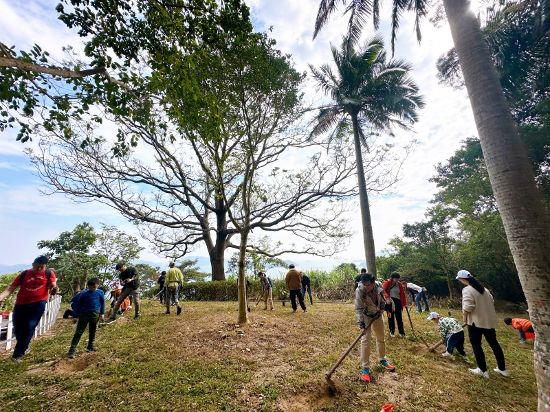 The Sustainability/Net-Zero Office organized a tree planting event along with HKUST Alumni on 13 January