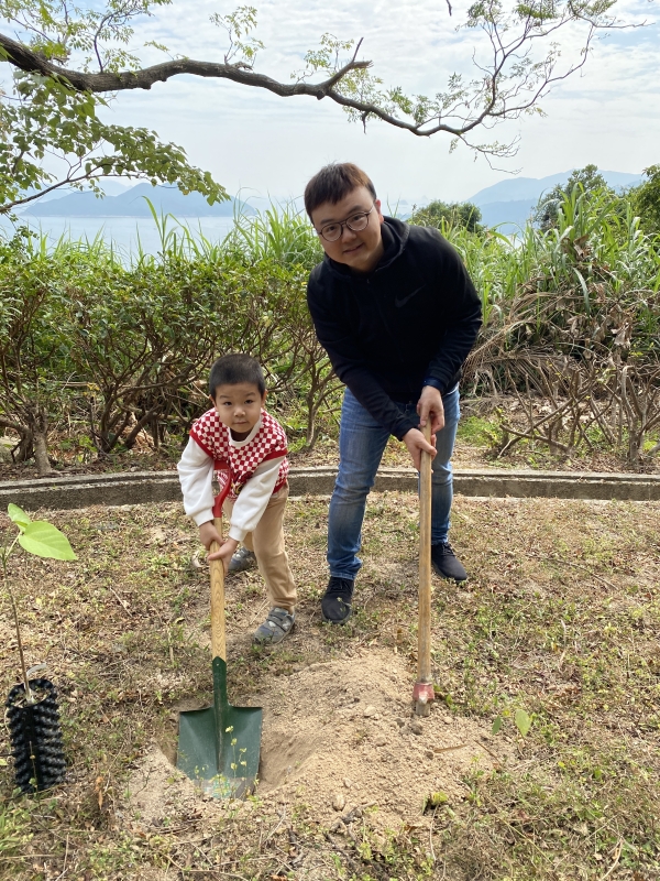Graduate Ethan Wang Yachao shared that participating in the tree planting activity with my son was profoundly rewarding.