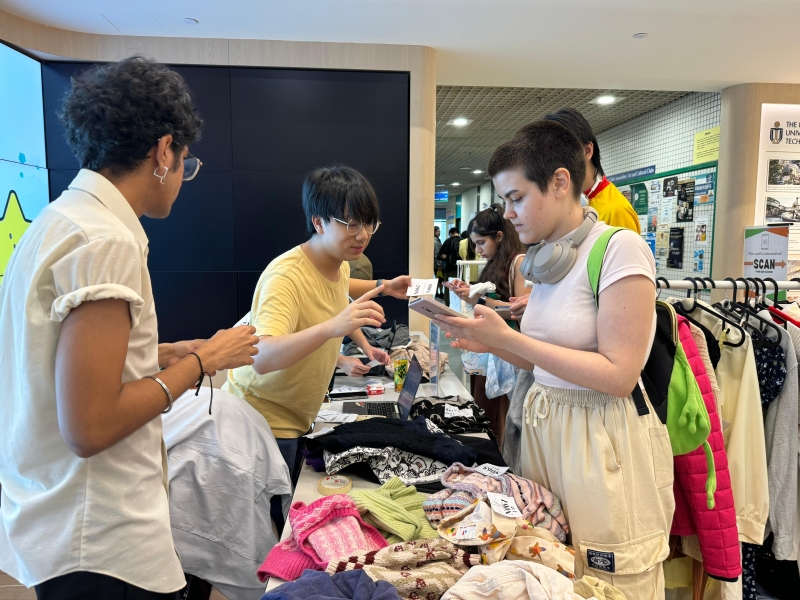 11 HKUST students took part in JCSCCP’s Sustainability Leadership Programme and learned about issues of overproduction and overconsumption in the clothing industry.