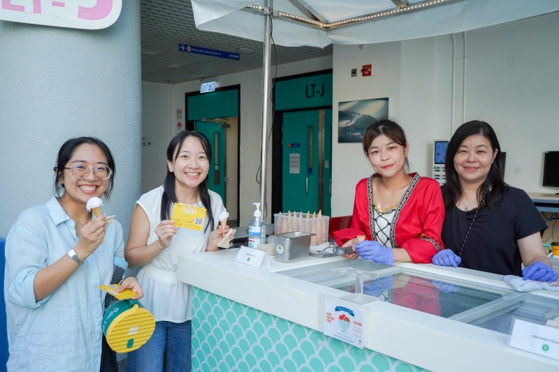 From vegetarian options to locally-grown ingredients to dairy-free gelato, the event showcased a wide range of sustainable food choices, demonstrating to the campus community the delicious possibilities of low-carbon eating in Hong Kong.