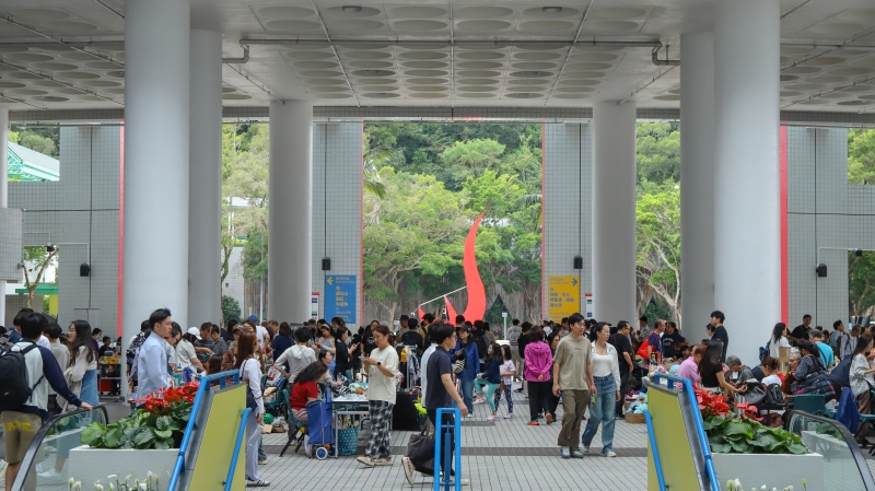 The Atrium offered an inviting space for students and staff to rejuvenate their pre-loved items, including clothing, bags, books, toys, household goods, and handmade gifts and crafts.