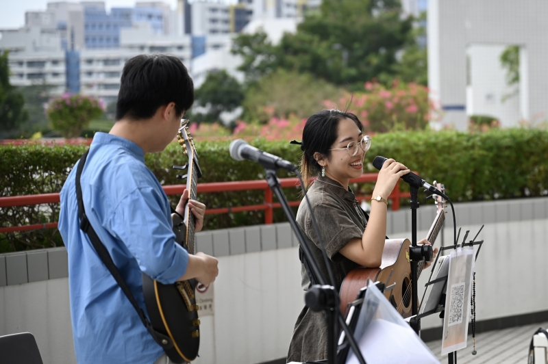 Busking performance by Hyldeguard and Ethan