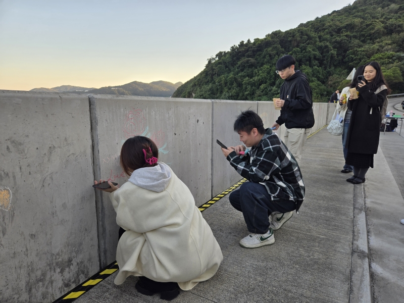 The event brought together music performances, dance jamming and chalk drawing on the seafront wall, using art to encourage wellness.