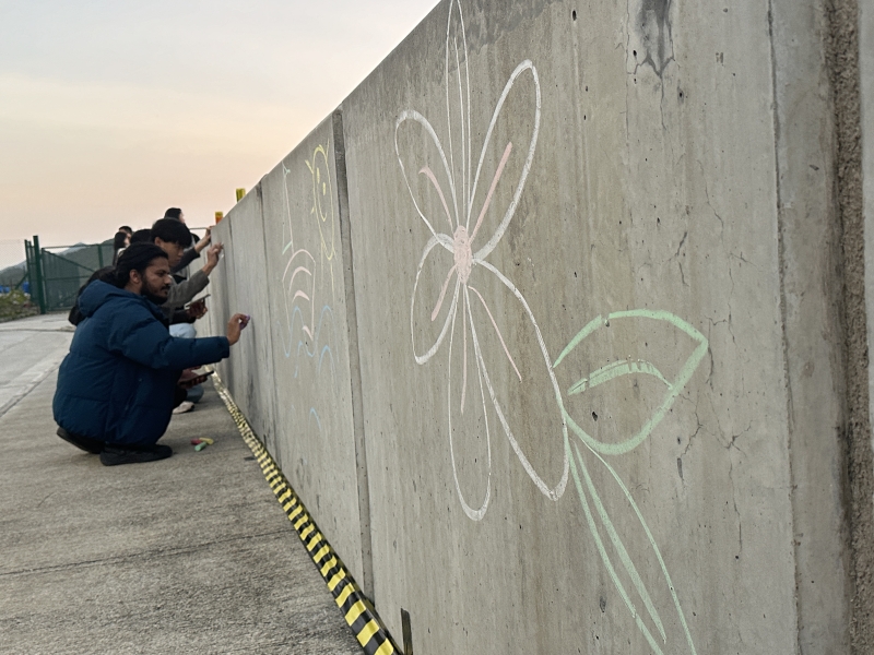 The event brought together music performances, dance jamming and chalk drawing on the seafront wall, using art to encourage wellness.