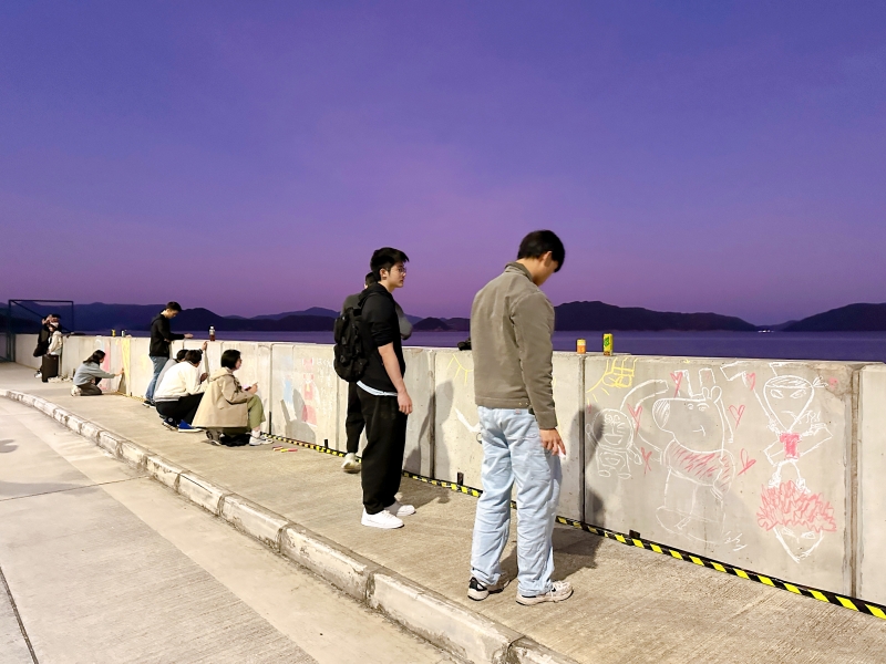 The event brought together music performances, dance jamming and chalk drawing on the seafront wall, using art to encourage wellness.