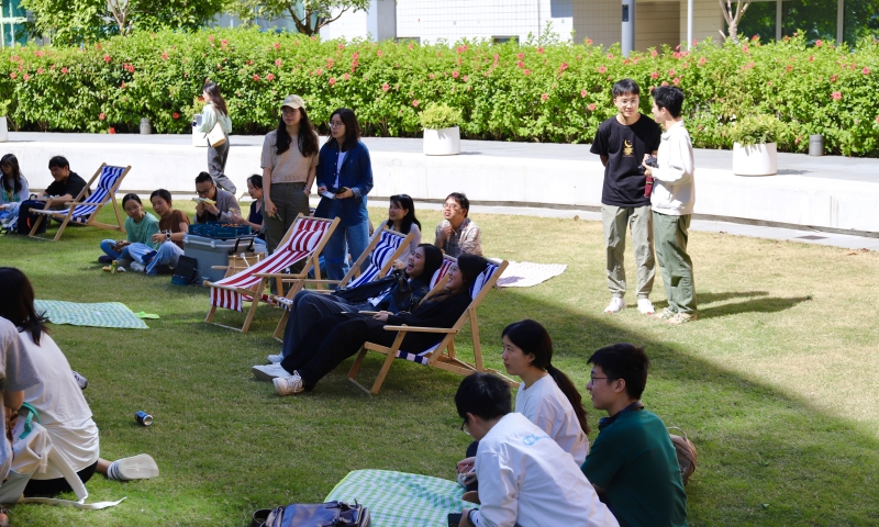 “Marigold Hour” was a lunchtime busking event on the grass, with passersby who opted to stay and listen, creating wonderful moments of solace for those in need of a break.