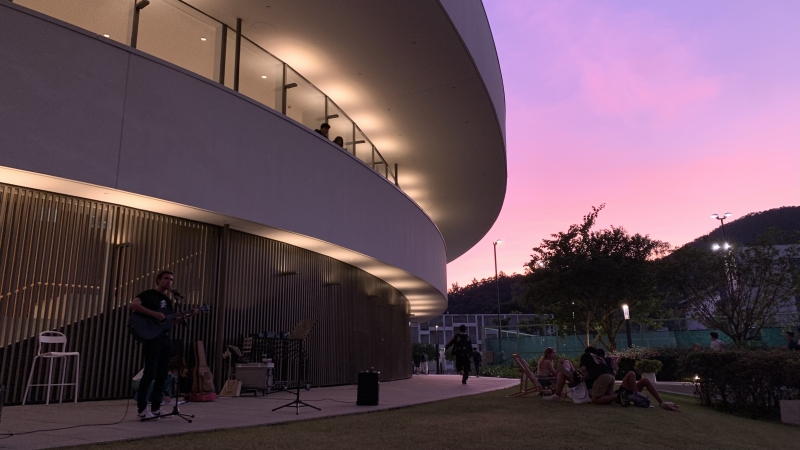 We begin with a busking pop up in the evening called “Busking in the Afterglow”, harnessing the beautiful hour after sunset as our backdrop.