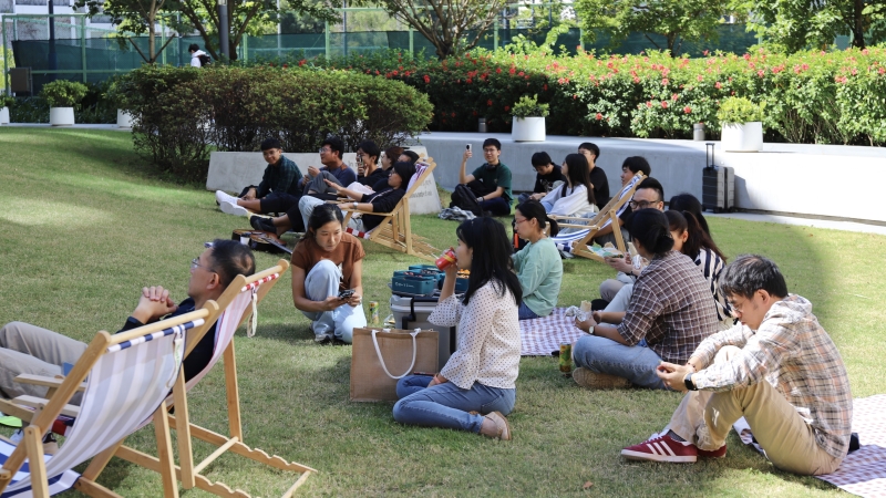 “Marigold Hour” was a lunchtime busking event on the grass, with passersby who opted to stay and listen, creating wonderful moments of solace for those in need of a break.