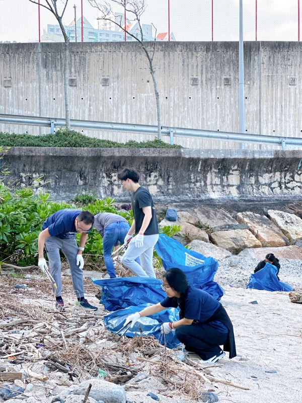 By collaborating with alumni and representatives from other organizations, staff members engaged in meaningful environmental action, seizing a unique opportunity to strengthen bonds.