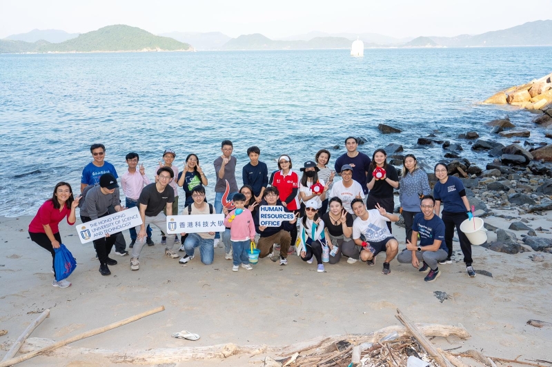 Last December, staff from HKUST, along with various corporate partners, came together for a Seafront Beach Clean-up Volunteering Service.